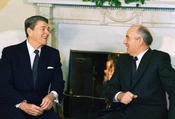 زيارة زعيم الاتحاد السوفيتي، والأمين العام للحزب الشيوعي ميخائيل غورباتشوف، إلى الولايات المتحدة الأمريكية ومقابلته للرئيس رونالد ريغين في البيت الأبيض بواشنطن، الولايات المتحدة الأمريكية زيارة زعيم الاتحاد السوفيتي، والأمين العام للحزب الشيوعي ميخائيل غورباتشوف، إلى الولايات المتحدة الأمريكية ومقابلته للرئيس رونالد ريغين في البيت الأبيض بواشنطن، الولايات المتحدة الأمريكية - سبوتنيك عربي