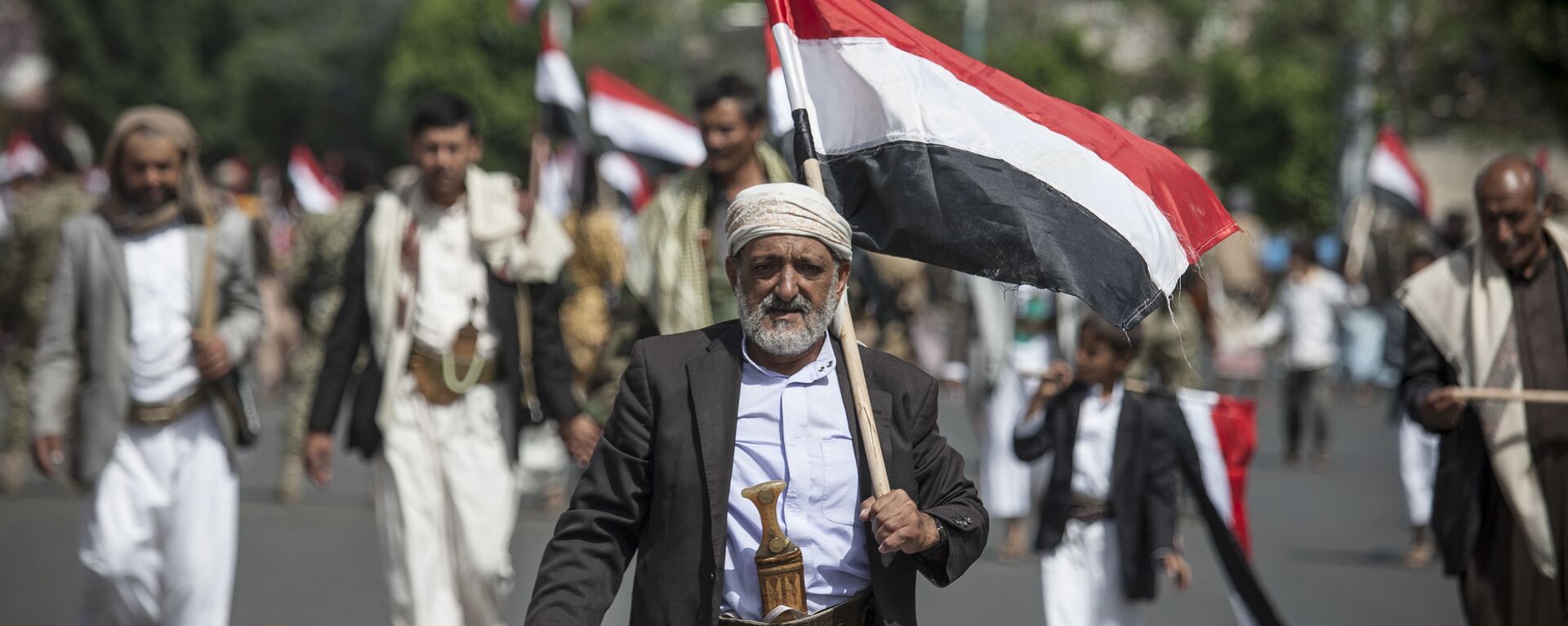 رجل يحمل علم اليمن - سبوتنيك عربي, 1920, 01.10.2023