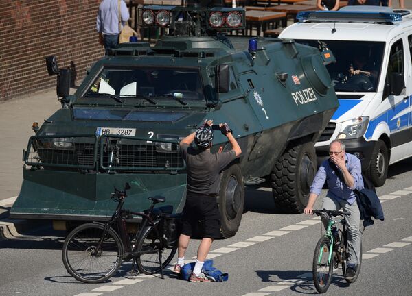 سيارة شرطة مصفحة في هامبورغ خلال اجتماع قمة العشرين - سبوتنيك عربي