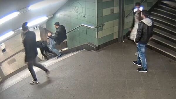 رجل يركل فتاة في المترو في ألمانيا - سبوتنيك عربي