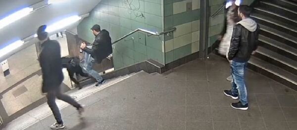 رجل يركل فتاة في المترو في ألمانيا - سبوتنيك عربي
