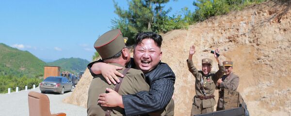 زعيم كوريا الشمالية كيم جون أون بعد نجاح تجربة إطلاق صاروخ باليستي جديد في كوريا الشمالية، 4 يوليو/ تموز 2017 زعيم كوريا الشمالية كيم جون أون بعد نجاح تجربة إطلاق صاروخ باليستي جديد في كوريا الشمالية، 4 يوليو/ تموز 2017 - سبوتنيك عربي