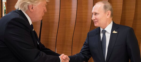 أول مصافحة بين بوتين وترامب على هامش قمة العشرين في هامبورغ - سبوتنيك عربي