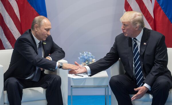  قمة مجموعة العشرين في هامبورغ، ألمانيا -  الرئيس الروسي فلاديمير بوتين يلتقي بالرئيس الأمريكي دونالد ترامب، 7 يوليو/ تموز 2017 - سبوتنيك عربي