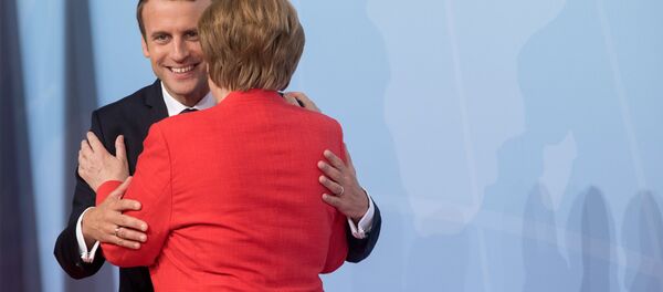 قمة مجموعة العشرين في هامبورغ، ألمانيا - المستشارة الألمانية أنجيلا ميركل تلتقي بالرئيس الفرنسي إمانويل ماكرون، 7 يوليو/ تموز 2017 - سبوتنيك عربي