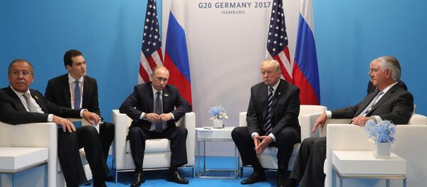 قمة مجموعة العشرين في هامبورغ، ألمانيا - الرئيس الروسي فلاديمير بوتين يلتقي بالرئيس الأمريكي دونالد ترامب، 7 يوليو/ تموز 2017 - سبوتنيك عربي