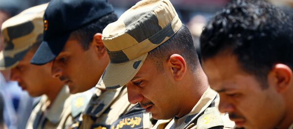 ضباط مصريون في جنازة زملائهم الذين قتلوا في سيناء - سبوتنيك عربي