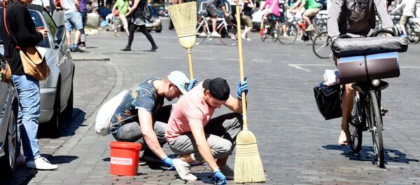 متطوعون ينظفون شوارع هامبورغ - سبوتنيك عربي