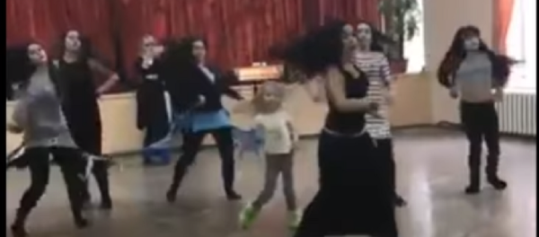 حسناوات روسيات يقمن بأداء رقصة المزمار اليمنية - سبوتنيك عربي