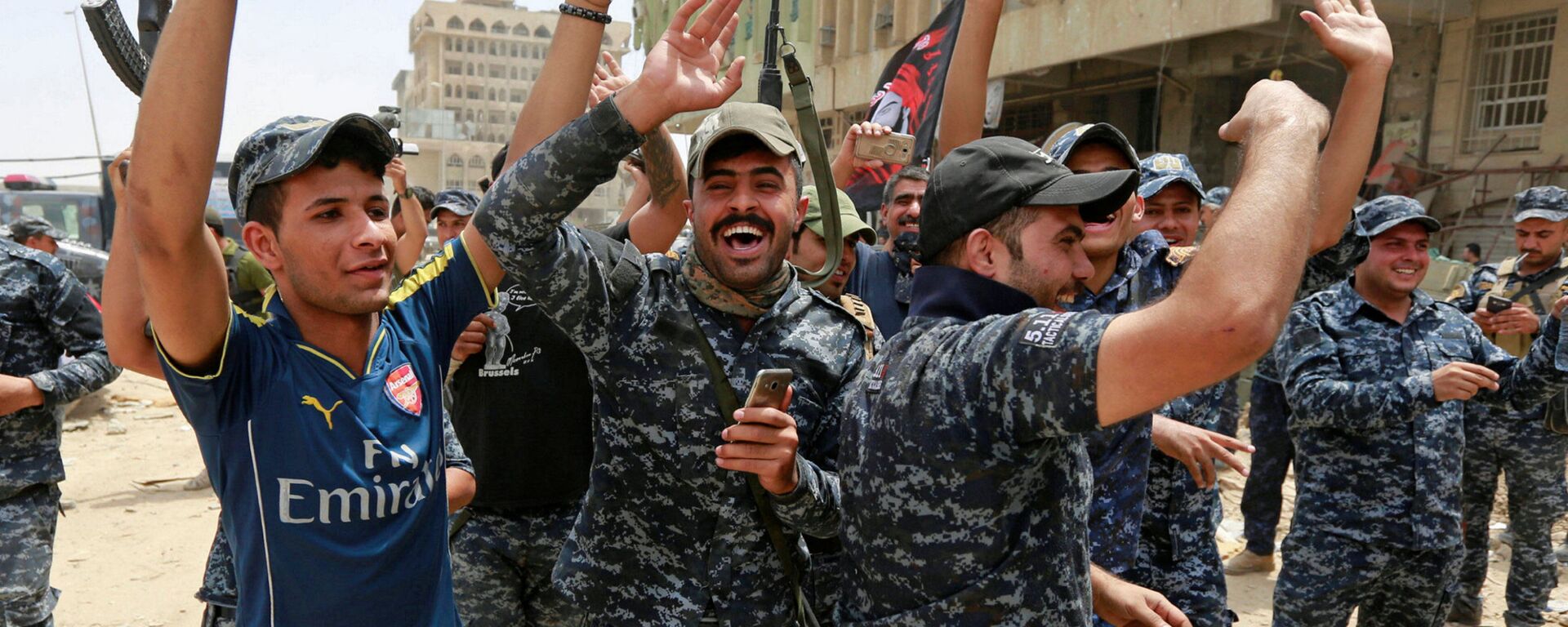  الشرطة العراقية تحتفل بالنصر على داعش في مدينة الموصل، العراق8  يوليو/ تموز 2017 - سبوتنيك عربي, 1920, 18.04.2022