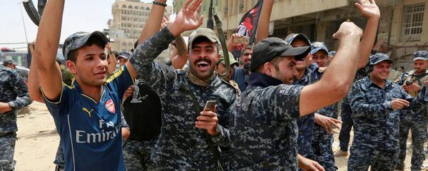 الشرطة العراقية تحتفل بالنصر على داعش في مدينة الموصل، العراق، 8  يوليو/ تموز 2017 - سبوتنيك عربي