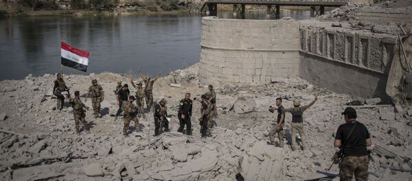 عناصر القوات الخاصة بجوار نهر الدجلة تحتفل في مدينة الموصل، العراق 9  يوليو/ تموز 2017 - سبوتنيك عربي