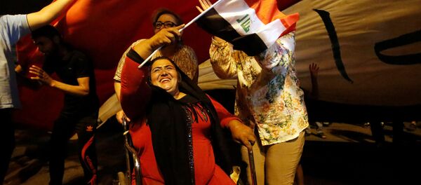 مواطنون عراقيون يحتفلون بتحرير الموصل، العراق 9 يوليو/ تموز 2017 - سبوتنيك عربي