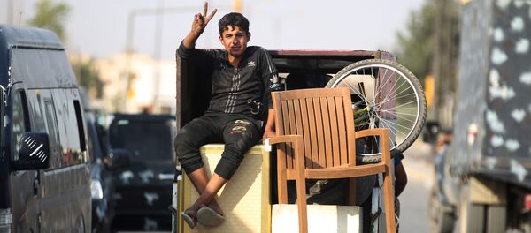 صبي عراقي يحتفل بالنصر على داعش في الموصل، العراق 9 يوليو/ تموز 2017 - سبوتنيك عربي