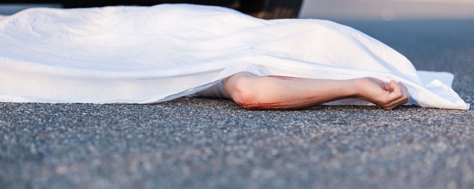 شخص ميت على الإسفلت - سبوتنيك عربي, 1920, 15.02.2023