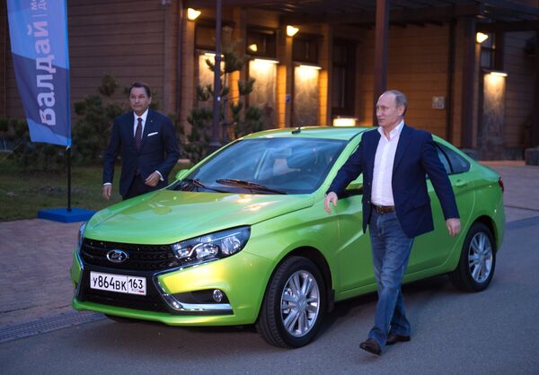  الرئيس الروسي فلاديمير بوتين وسيارة لادا فيستا - سبوتنيك عربي