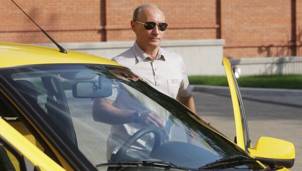 Премьер-министр РФ Владимир Путин отправился в поездку по новой трассе Чита – Хабаровск на машине Лада Калина - سبوتنيك عربي