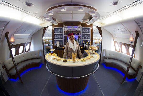 مضيفة الطيران الإماراتي إيميراتز (Emirates) - سبوتنيك عربي