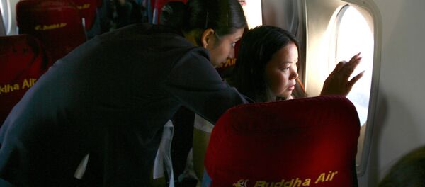 مضيفة الطيران النيبالي تلفت انتباه راكب إلى أنهم فوق جبال جبال الهيمالايا - سبوتنيك عربي