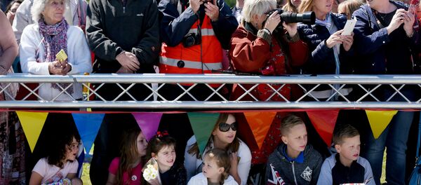 مواطنون في اسكتلندة يحضرون استقبال الملكة البريطانية مواطنون في اسكتلندة يحضرون استقبال الملكة البريطانية - سبوتنيك عربي