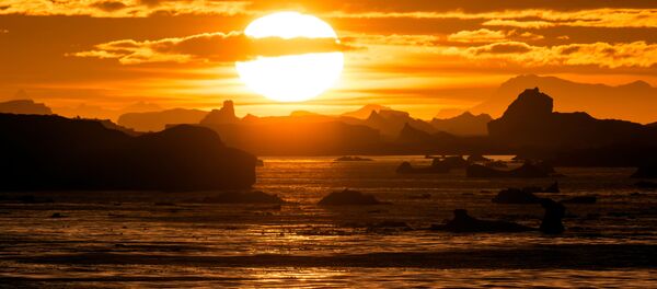 غروب الشمكس على خلفية مضيق لومير (Lemaire Channel) في القطب الجنوبي - سبوتنيك عربي