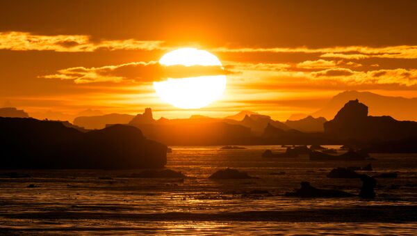 غروب الشمكس على خلفية مضيق لومير (Lemaire Channel) في القطب الجنوبي - سبوتنيك عربي