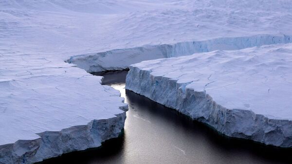 صورة لجبل جليدي ضخم آيسبيرغ آر (iceberg (R)) ينشق من ساحل نوكس (Knox Coast) في المنطقة الأسترالية من القطب الجنوبي، 11 يناير/ كانون الثاني 2008. وقالت لجنة الأمم المتحدة في 23 سبتمبر/ أيلول 2013 أنها متأكدة أكثر من ذي قبل من أن البشر وراء سبب الاحتباس الحراري للكرة الأرضية، وتوقعت ارتفاع درجات الحرارة بنسبة 0.3 إلى 4.8 درجة مئوية خلال هذا القرن. - سبوتنيك عربي