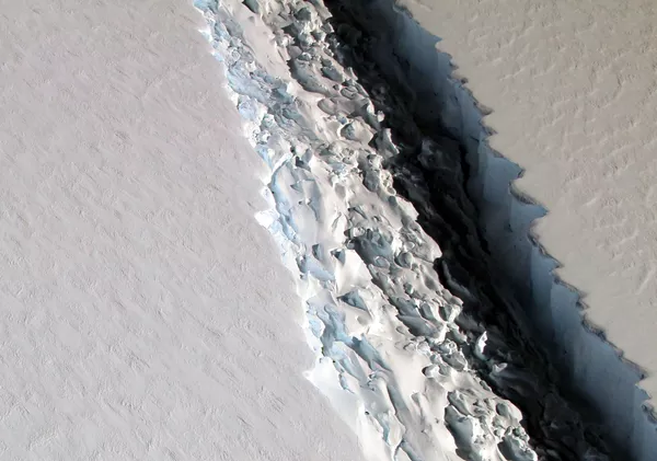 صورة لانشقاق جبل جليدي لارسن س (Larsen C) قبالة سواحل القارة القطبية الجنوبية، 10 نوفمبر/ تشرين الثاني 2016 - سبوتنيك عربي