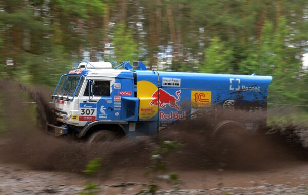 مركبة فريق كاماز-ماستر (КАМАЗ-мастер) خلال المرحلة الثانية من سباق رالي شولكوفي بوت-2017 (طريق الحرير) في جمهورية تتارستان، روسيا الاتحادية - سبوتنيك عربي