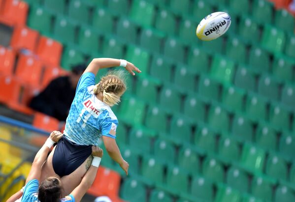 الرياضية أرينا بيستروفا (روسيا) خلال مباراة بطولة الجائزة الكبرى ريغبي-7 للنساء، بين روسيا وأيرلندا - سبوتنيك عربي