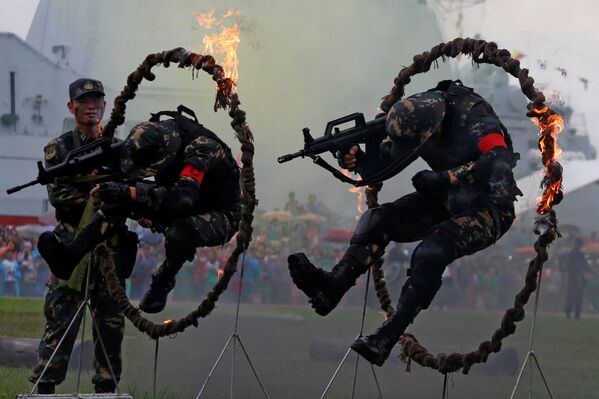 قوات جيش التحرير الشعبي الصيني خلال اليوم المفتوح في قاعدة هونغ كونغ البحرية، الصين، 8 يوليو/ تموز 2017 - سبوتنيك عربي