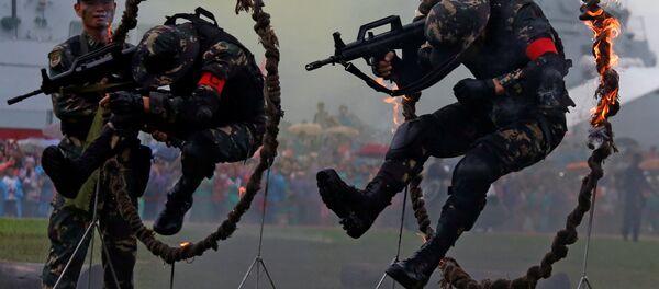 قوات جيش التحرير الشعبي الصيني خلال اليوم المفتوح في قاعدة هونغ كونغ البحرية، الصين 8 يوليو/ تموز 2017 قوات جيش التحرير الشعبي الصيني خلال اليوم المفتوح في قاعدة هونغ كونغ البحرية، الصين 8 يوليو/ تموز 2017 - سبوتنيك عربي