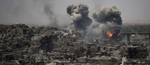 الغارات الجوية على مناطق تنظيم داعش في مدينة الموصل القديمة، العراق 11 يوليو/ تموز 2017 الغارات الجوية على مناطق تنظيم داعش في مدينة الموصل القديمة، العراق 11 يوليو/ تموز 2017 - سبوتنيك عربي