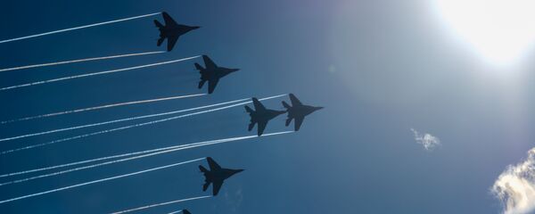 المقاتلة ميغ-29 متعددة المهام ضمن فرقة الاستعراض الجوي ستريجي، خلال العرض الجوي في سان بطرسبورغ بمناسبة الذكرى الـ 105 لتأسيس القوات الجوية الفضائية الروسية المقاتلة ميغ-29 متعددة المهام ضمن فرقة الاستعراض الجوي ستريجي، خلال العرض الجوي في سان بطرسبورغ بمناسبة الذكرى الـ 105 لتأسيس القوات الجوية الفضائية الروسية - سبوتنيك عربي