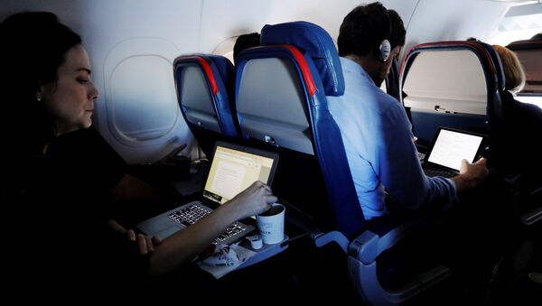 ركاب طائرة يستخدمون أجهزة محمولة - سبوتنيك عربي