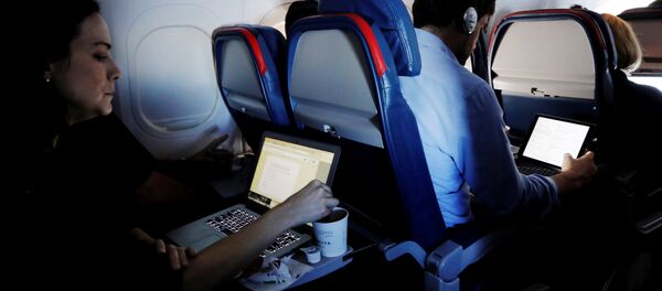 ركاب طائرة يستخدمون أجهزة محمولة - سبوتنيك عربي