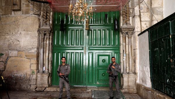 جنود إسرائيليون يغلقون بوابة المسجد الأقصى - سبوتنيك عربي