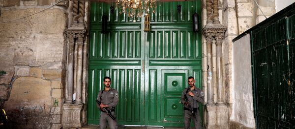 جنود إسرائيليون يغلقون بوابة المسجد الأقصى - سبوتنيك عربي