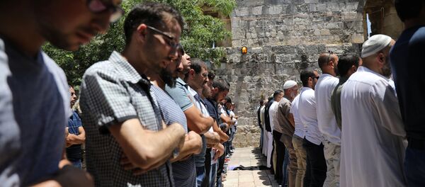 مقدسيون يصلون في الشارع بعد غلق الأقصى مقدسيون يصلون في الشارع بعد غلق الأقصى - سبوتنيك عربي