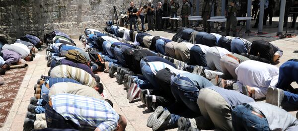 عشرات المقدسين يؤدون الصلاة في شوارع القدس - سبوتنيك عربي