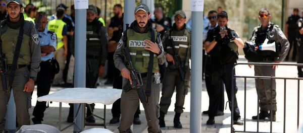 مقدسيون يؤدون الصلاة في شوارع القدس رفضا للإجراءات الإسرائيلية تجاه المسجد الأقصى - سبوتنيك عربي