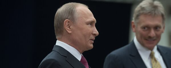 الرئيس فلاديمير بوتين والمتحدث الرسمي باسم الرئاسة الروسية، دميتري بيسكوف - سبوتنيك عربي