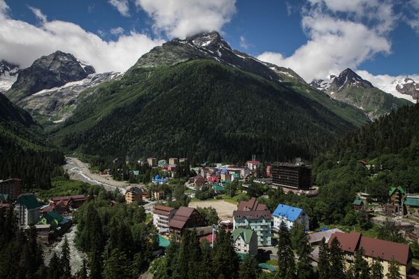 منتجع دومباي الجبلي في قراتشاي - تشيركيسيا شمال القوقاز، روسيا الاتحادية - سبوتنيك عربي