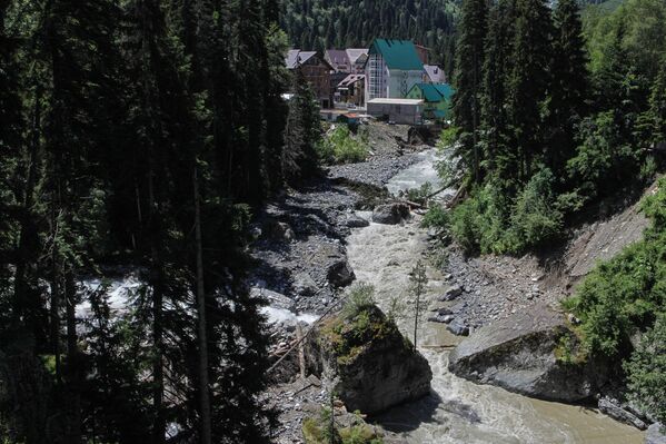 نهر دومباي في منتجع دومباي الجبلي في قراتشاي - تشيركيسيا شمال القوقاز، روسيا الاتحادية - سبوتنيك عربي