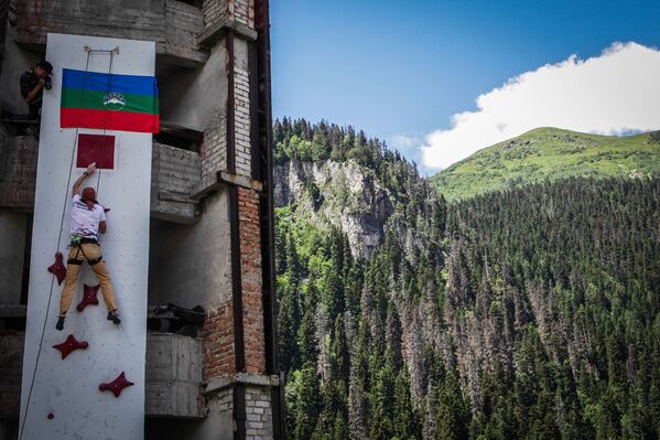 افتتاح البطولة الدولية للتسلق في قرية دومباي في قراتشاي - تشيركيسيا شمال القوقاز، روسيا الاتحادية - سبوتنيك عربي