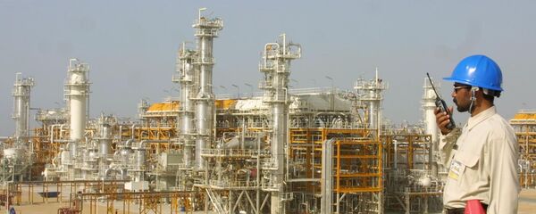 عامل يتكلم عبر الراديو من حقل غاز ضخم في إيران - سبوتنيك عربي