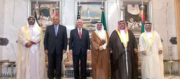 صورة جماعية لوزير الخارجية السعودية عادل الجبير، ووزير الخارجية الأمريكية ريكس تيلرسون، ووزير الخارجية المصرية سامح شكري، ووزير الخارجية الكويتية والبحرينية والإماراتية - سبوتنيك عربي