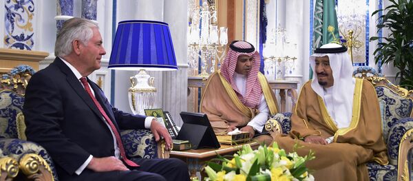 صورة جماعية لوزير الخارجية الأمريكية ريكس تيلرسون وملك السعدوية سلمان بن عبدالعزيز في جدة، المملكة العربية السعودية - سبوتنيك عربي