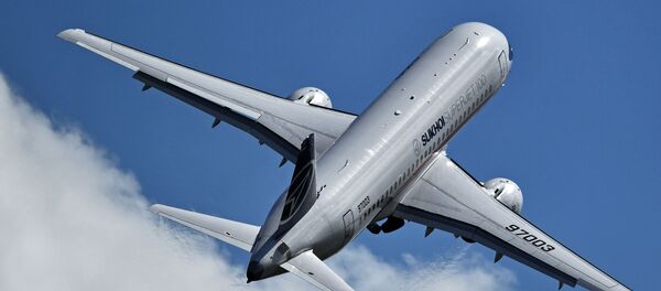 الطائرة سوخوي سوبر جيت 100 خلال عرض جوي في معرض الطيران الدولي ماكس-2017 - سبوتنيك عربي