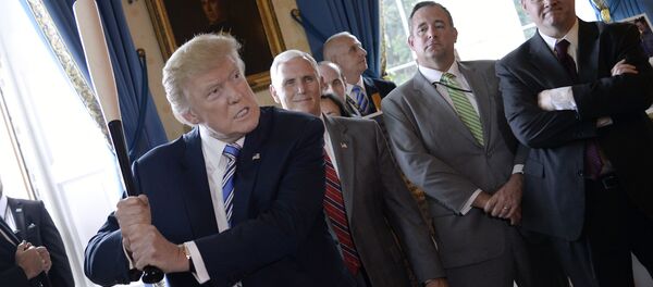 خفاش البيسبول ماروتشي في الغرفة الزرقاء خلال حدث صنع في أمريكا (Made in America) عرض المنتجات في البيت الأبيض في واشنطن العاصمة، في 17 يوليو 2017. - سبوتنيك عربي